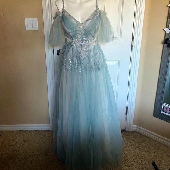 Prom dress - Picture 1 of 5